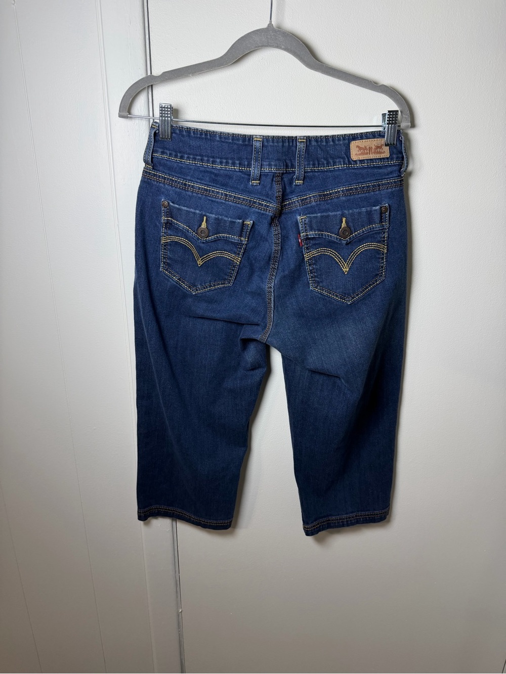 Levi’s Women’s Dark Blue Capri Jeans Size 8 - Picture 2 of 9